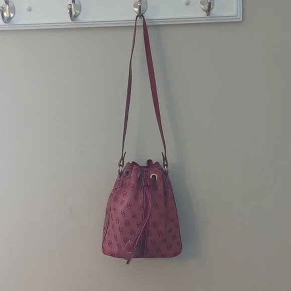 VINTAGE DOONEY & BOURKE RED SIGNATURE MINI DRAWSTRING BUCKET HANDBAG - Picture 2 of 15